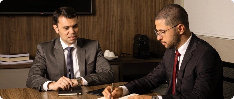 Advogados do Aro Advogados em reunião de análise de caso no escritório em Lourdes, Belo Horizonte